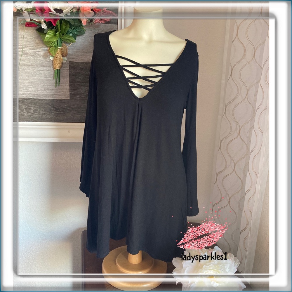 Ecote | Urban Outfitters Bell Sleeves Top Sz Med color Black